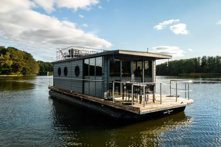 Hausboot auf der Mecklenburgischen Seenplatte