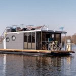 Hausboot mit Hund Müritz