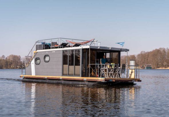 Hausboot mit Hund Müritz