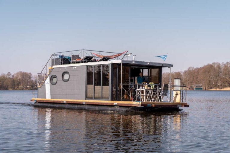Hausboot mit Hund Müritz